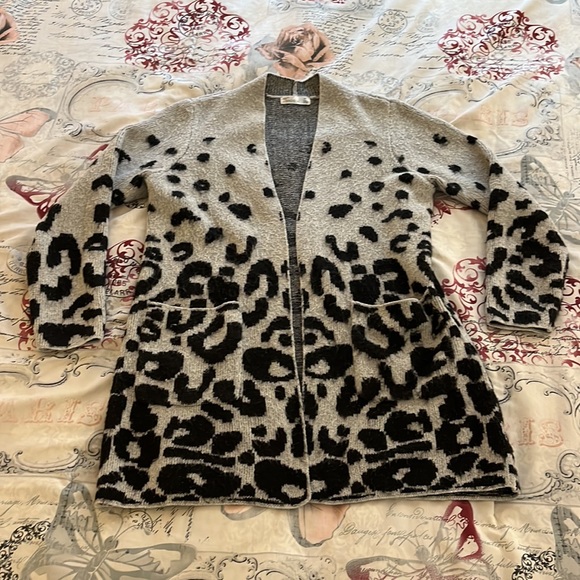 Black and Grey leopard Cardigan size M two pockets in front - Picture 6 of 8